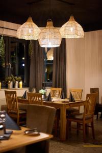 萨尔巴赫happYellow Boutique House的用餐室配有木桌和吊灯。