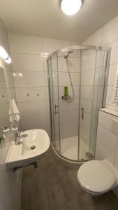 布拉格NOVÝ krásný apartmán - 15 min od centra的带淋浴、卫生间和盥洗盆的浴室
