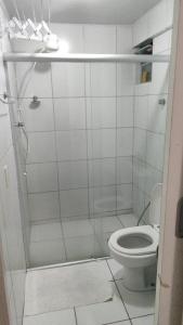 累西腓Boa Vista的白色的浴室设有卫生间和淋浴。