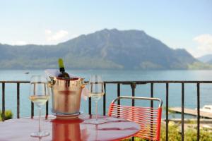 韦吉斯斯霍夫湖滨酒店的一张桌子,上面放着两杯酒和一桶酒
