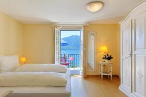 韦吉斯斯霍夫湖滨酒店的一间卧室配有一张床,享有海景