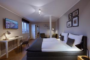 比苏姆Hotel Astra Maris的酒店客房设有一张大床和一张书桌。