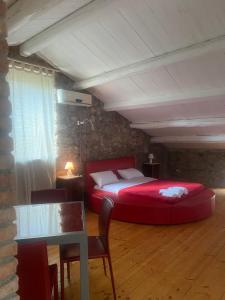 Marano MarchesatoIl Casale的卧室配有一张床和一张桌子