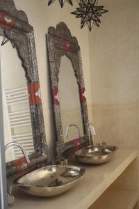 梅克内斯里亚德亚姆查旅馆的浴室设有2个水槽和2面镜子,位于柜台上