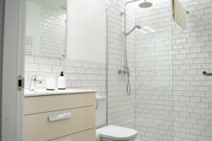 班约莱斯Ca la Tere的带淋浴、卫生间和盥洗盆的浴室
