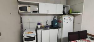 累西腓Boa Vista的一间带微波炉和冰箱的小厨房