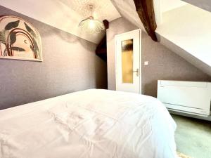 罗莫朗坦Le Nid Arrivé autonome clim wifi linge inclus的卧室配有白色的床