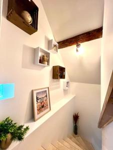 罗莫朗坦Le Nid Arrivé autonome clim wifi linge inclus的白色墙壁的房间内的楼梯