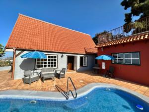 拉奥罗塔瓦Finca Oscar Burchard的一座带游泳池和房子的别墅