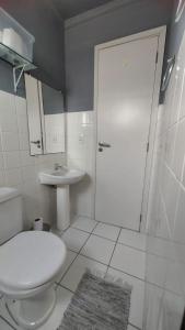 乌尼昂-达维多利亚Apartamento inteiro com garagem coberta的浴室配有白色卫生间和盥洗盆。