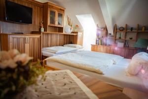 Ardagger StiftLandgasthof Winter的一间卧室设有两张床、一台电视和一张桌子