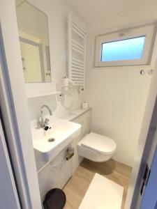 芬克芬Atlanta. Een buitengewone ervaring. Dicht bij AMS.的白色的浴室设有水槽和卫生间。