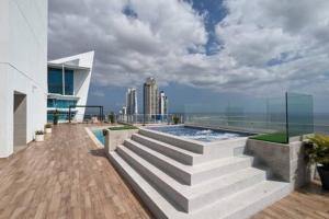 巴拿马城Awesome 2BR with balcony in Costa del Este的建筑物屋顶上的游泳池