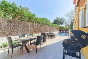 阿尔库迪亚港Orquidia by Rentallorca - Private pool and Garden的一个带桌椅和烧烤架的庭院