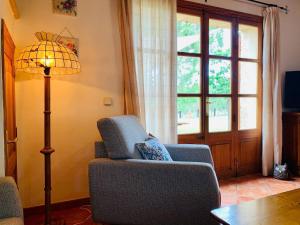 阿拉罗Finca Banyols by Rentallorca的客厅配有椅子和落地灯