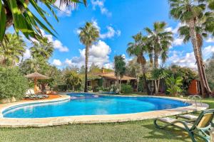 埃尔波特Finca Ranchon Grande by Rentallorca的棕榈树庭院内的游泳池
