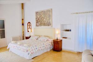 索列尔Finca Can Busquera by Rentallorca的一间卧室配有一张床和一张带台灯的桌子