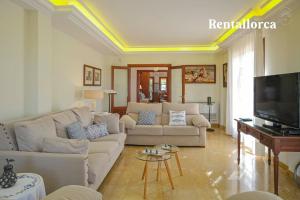 马纳科尔Finca Sa Llum by Rentallorca的客厅配有白色沙发和平面电视。