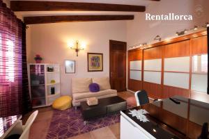 马纳科尔Finca Can Corem by Rentallorca的客厅配有沙发和桌子
