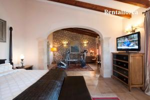 马纳科尔Finca Can Corem by Rentallorca的一间卧室配有一张床和一台平面电视
