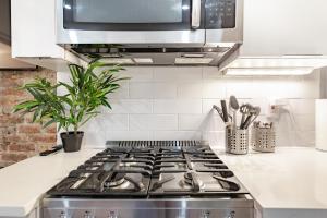 Explore the Authentic Designers 2BD Apartment in Hudson Yards的厨房或小厨房