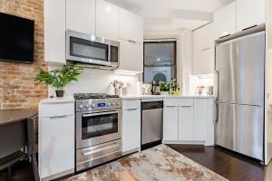 Explore the Authentic Designers 2BD Apartment in Hudson Yards的厨房或小厨房