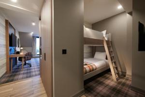 巴洛赫罗蒙湖金美伦堂首选酒店&度假村的客房设有两张双层床和一张书桌。