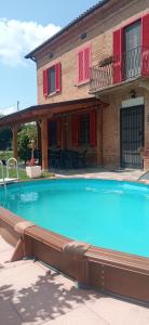 Vaglio SerraA casa di Anna的房屋前的大型游泳池