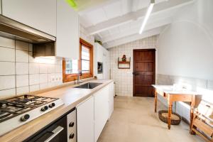 波连斯萨Finca Es Coste by Rentallorca的厨房配有白色橱柜、水槽和桌子