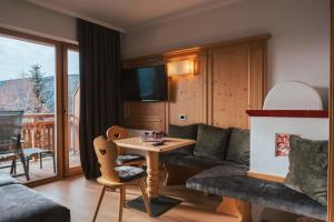 马兰扎霍泽尔霍夫公园酒店的客厅配有沙发和桌子