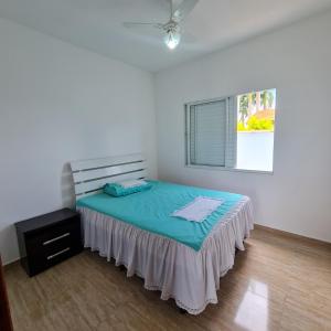 PorangabaCasa em condomínio Ninho Verde 1的一间卧室设有一张床和一个窗口
