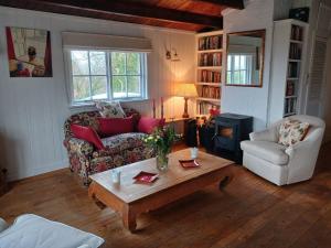 韦斯特波特Roberts’ Cottage的带沙发和咖啡桌的客厅