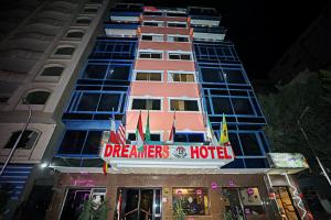 开罗Cairo City Center Dreamers Hotel & Suites的带有阅读梦想家酒店标志的酒店