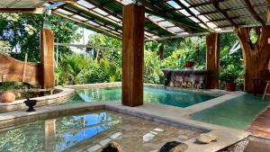 福尔图纳Arenal Monara的一个带凉棚的游泳池和一个游泳池