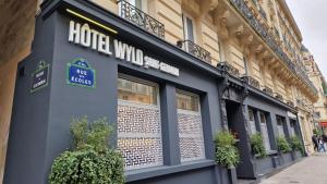 巴黎Hôtel WYLD Saint Germain ex Hotel Moderne Saint Germain的街道上酒店翼楼前的商店