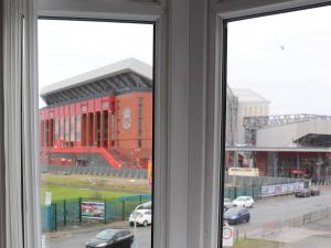 利物浦Kop View的享有足球场景致的窗户