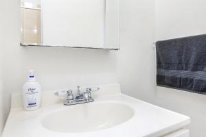 纽约Modern NY Style 2BD Apartment in Upper East Side Manhattan的浴室设有白色水槽和镜子