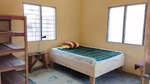 KokrobiteDario's Room1的一间小卧室,配有床和2个窗户