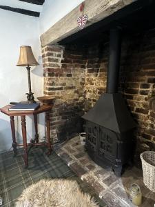 CrondallEglantine的壁炉,带桌子和灯