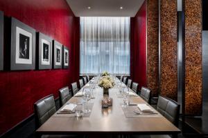 多伦多黑泽尔顿酒店的长长的用餐室配有长桌子和椅子