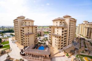 迪拜Veluxa - Fantastic 1 Bed - in Jumeirah Golf Estate!的城市空中景观高楼