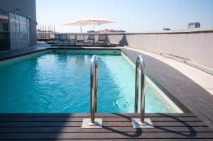 巴塞罗那Hotel Barcelona Condal Mar Affiliated by Meliá的一座大楼顶部的游泳池