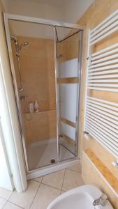 帕多瓦flat in Padova center的带淋浴的浴室和玻璃门