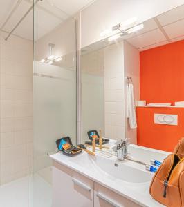 图卢兹图卢兹蒙特波巴尔马公寓式酒店的一间带水槽和镜子的浴室