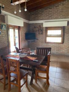 洛斯科克斯Casa GaloTabuas的一间带木桌和椅子的用餐室