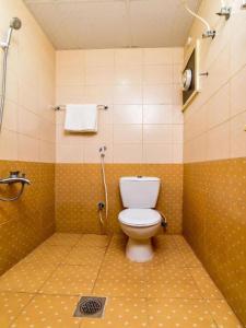 拉斯阿尔卡麦OYO Royal Plaza Residence -3的一间带卫生间和淋浴的浴室