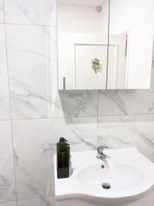 伦敦The Chalton Funk-in Kings Cross (ZONE 1)!!!的白色的浴室设有水槽和镜子