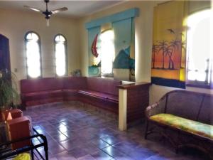 伯迪亚哥Casa com piscina的客厅配有沙发和窗户。