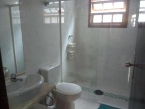 伯迪亚哥Casa com piscina的浴室配有卫生间、淋浴和盥洗盆。
