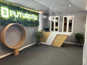格拉纳达Futurotel Granada Dreams的办公室,墙上有植物的前台